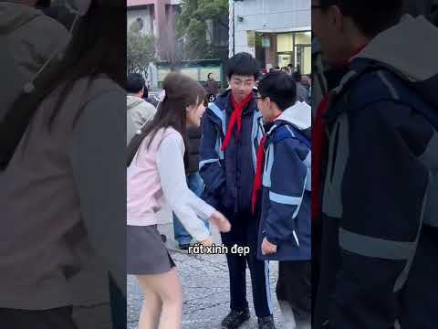 Cô gái mặc đồng phục của trường để chơi khăm cậu em trai ? thumbnail