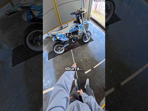 SEGUI @giulio_boero HO FATTO UNA FIGURACCIA ALL’AUTOLAVAGGIO! #shorts thumbnail