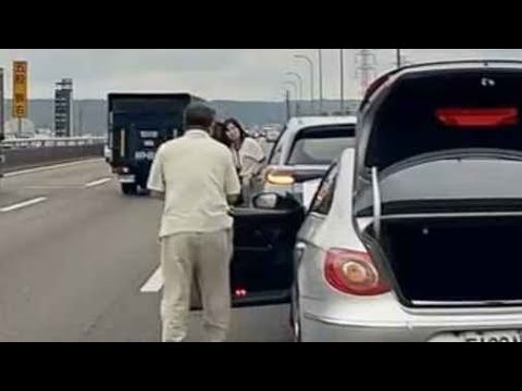 【車禍影片】男友：妳也太淡定（2026.05.21 國道一號五楊高架泰山段 thumbnail