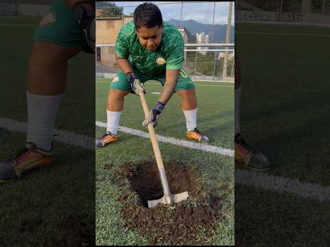 Ele cavou um BURACO no campo 😱 #shorts thumbnail