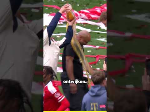 Vincent Kompany ontsnapt niet aan de bierdouche! ?? thumbnail