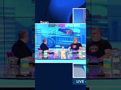 Gruaja me pranga del nga dritarja e makinës së policisë thumbnail
