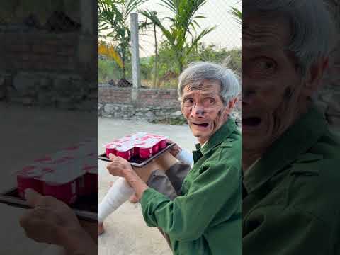 Ông nội tội nghiệp đã chia sẻ sữa chua cho cháu gái #shorts thumbnail