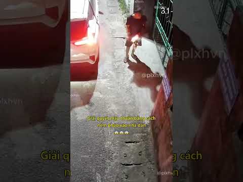 Giải quyết mâu thuẫn bằng cách ném pháo vào nhà dân 😨 #xahoi #shorts thumbnail