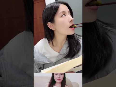 외로운 소녀는 자신에게 남자친구가 있다고 상상한다. #웃긴영상 #각종유머 #funny #beautiful #korea #viral #tiktok thumbnail