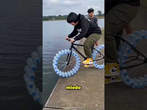 Esta Chica Ha Fabricado Una Bicicleta Para Andar Sobre El Agua 🤯 thumbnail