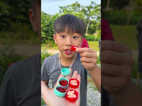 Cô bé ngoan ngoãn ăn kẹo cầu vồng và uống Coca-Cola rất ngon miệng. #vui #kẹo #thứcăn #dễthương thumbnail