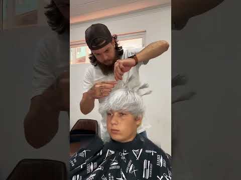 Wyśmiewali go za włosy, aż fryzjer całkowicie go odmienił 😱💇‍♂️ thumbnail