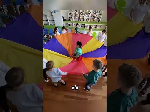 Học sinh cùng nhau giúp cô giáo vui vẻ thumbnail