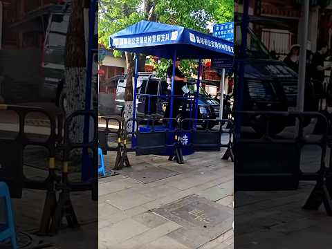 🇨🇳 岗亭上的温情：特警与小松鼠的信任瞬间🇬🇧 A Warm Encounter: SWAT Officer and a Squirrel thumbnail