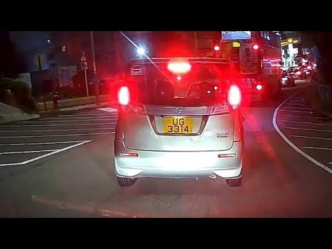 車CAM直擊 - UG3314 馬路炸彈唔該反省下！活在自己世界？（轉載)  thumbnail