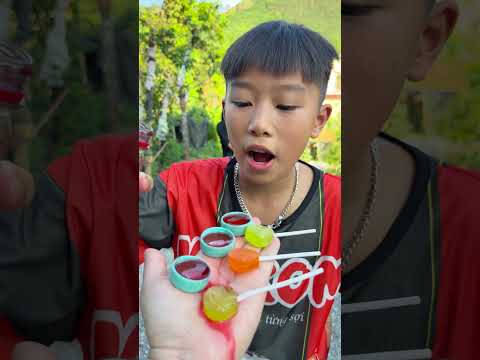 Cô bé ngoan ngoãn ăn kẹo cầu vồng và uống Coca-Cola rất ngon miệng. #vui #kẹo #thứcăn #dễthương thumbnail