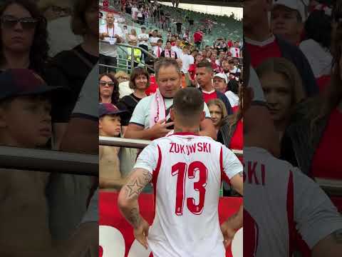 KOSZULKA DLA ŻONY JACKA MAGIERY PO MECZU POLSKA – UKRAINA #SHORTS thumbnail