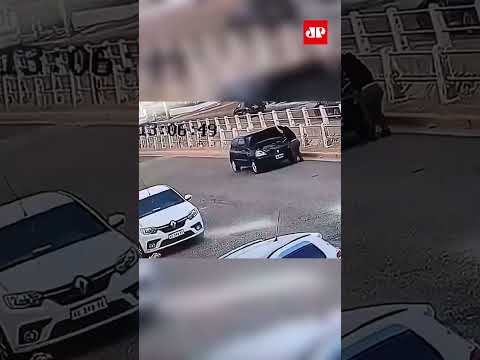 Mulher é atropelada pelo próprio carro após verificar bateria do veículo #Shorts thumbnail