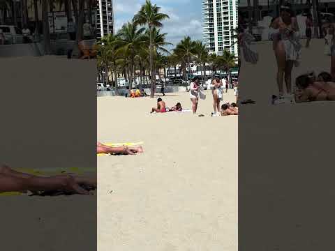 🇺🇸 Hot day at Miami beach thumbnail