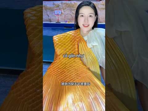Cô gái lo lắng vì hôm nay là ngày đầu tiên làm nàng tiên cá ? thumbnail