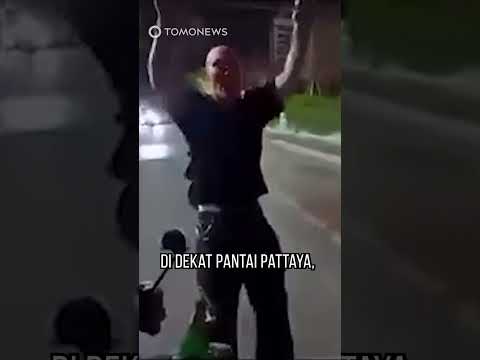 Turis Bodoh, Salto dari Tuk Tuk Lalu Jatuh Nyium Aspal #shorts thumbnail