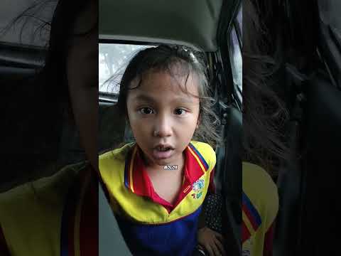 Ara Kaget Depan Mobil Papa Ada Motor Mogok Didorong Penjual Jas Hujan. Kasian Hujan Motornya rusak?? thumbnail