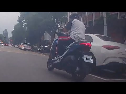 一個不知道有沒有駕照的猴起步不會打燈也不會看（檢舉失敗） thumbnail