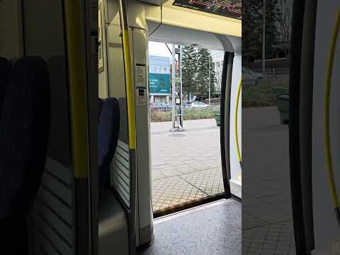 Stockholm Trains - doors closing @ Handen thumbnail