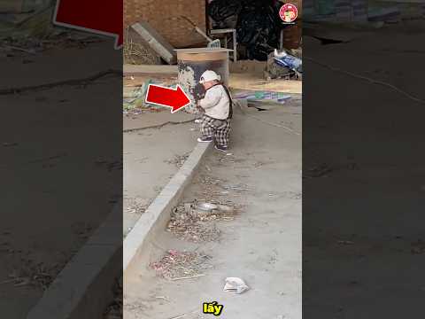 Cậu bé thông minh bước qua bậc bê tông thumbnail