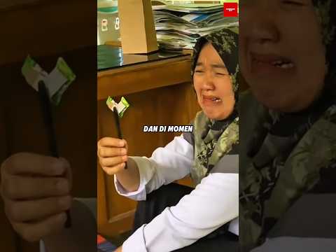 Hadiah Sederhana ini Bikin Guru Tak Kuasa Menahan Tangis thumbnail