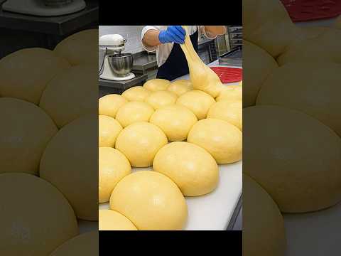 소금빵은 못 참지? 미쳤다는 말밖에 안나오는 카이막 폭탄 소금빵 레시피! Amazing Kaymak Cream Salted Bread / Korean street food thumbnail