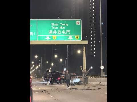 車CAM直擊 - 荃灣路4車相撞密斗貨車翻側 事發一刻 thumbnail