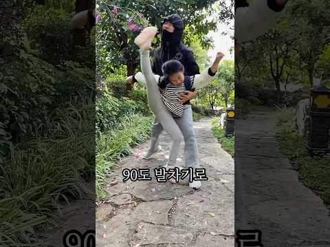 어리다고 무시해요? 발차기 맛 보실래요? thumbnail