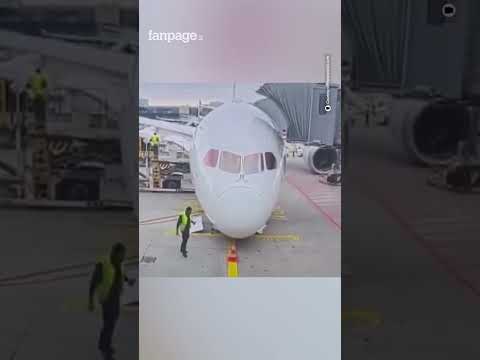 Il carrello di un aereo cede, feriti all'aeroporto di Francoforte thumbnail