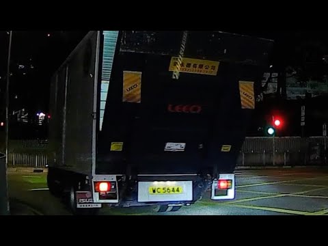 車CAM直擊 - 最近啲貨車司機咩事？咁鐘意行行下開尾板🥶🥶 好在呠佢提醒有反應  thumbnail