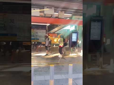 車CAM直擊 - 你追我躲～輕鐵站阿伯拎住柺杖追住人地嚟扑 thumbnail