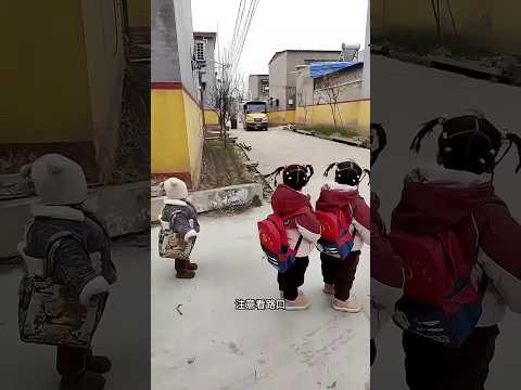 ?? 萌娃含奶嘴排队上校车，分享举动萌翻全场 ?? Toddler with Pacifier Joins School Bus Line: A Pure Moment thumbnail