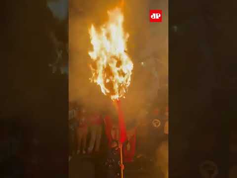 Manifestantes queimam bonecos de Tarcísio durante ato em SP #Shorts thumbnail