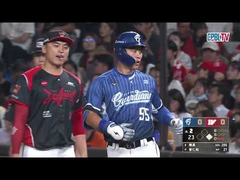 05/27 富邦 VS 味全 二局上，曾仁和在兩出局後被擊出一安，最終在隊友的守備幫助下抓下最後出局數 thumbnail