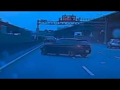 【肇逃影片】被兩台追撞的車禍波及到，而且兩個當事人都還跑走（2026.05.14 國道一號桃園龜山段 thumbnail
