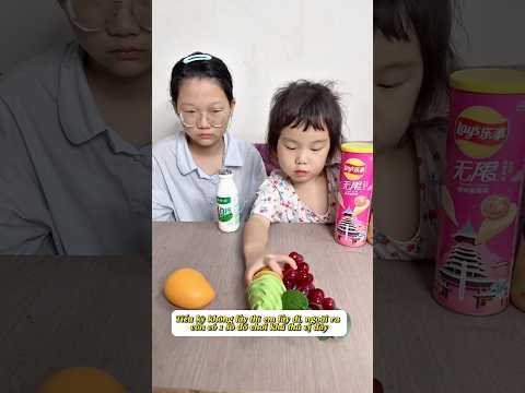 Cô Giáo Chia Quà Không Công Bằng thumbnail