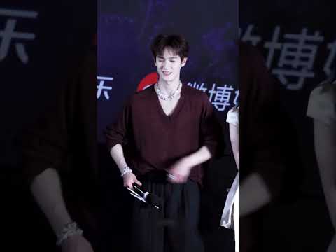 粉丝起哄让李昀锐脱衣服，小林都要抓狂啦 #耀眼 #李昀锐 thumbnail