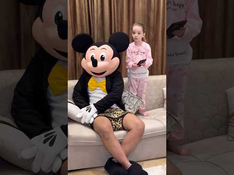 اخذت بنطلون ميكي 🤣 thumbnail