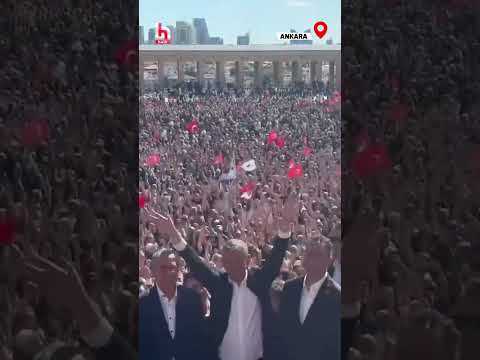 CHP Lideri Özgür Özel, Anıtkabir’de bir araya gelen onbinleri böyle selamladı! #shorts thumbnail