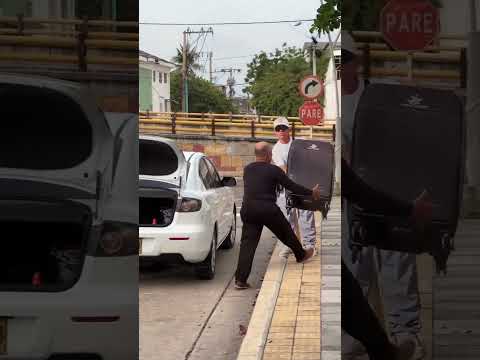 Eu qui foi buscar o passageiro querendo ajudar na porta-mala thumbnail