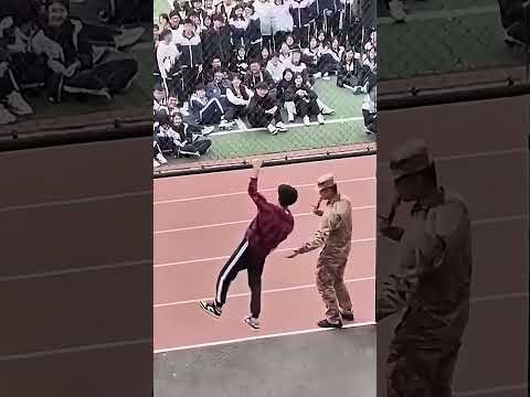Dominada con un solo brazo ante los soldados #impressive #schoollife thumbnail