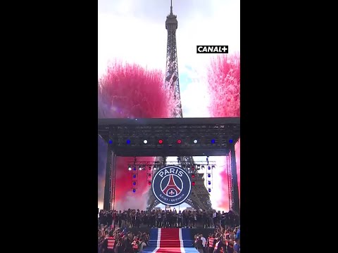 L'IMAGE FOLLE DU PSG À LA TOUR EIFFEL 🤯 thumbnail