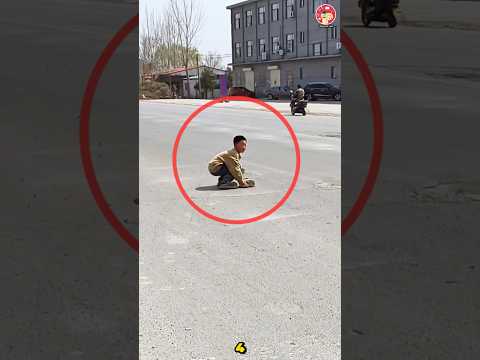 Cậu bé tốt bụng kịp thời chặn mối nguy hiểm giữa đường thumbnail