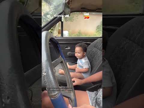 Instinto de sobrevivência? Bebê de 10 meses desconfia da mãe no volante thumbnail