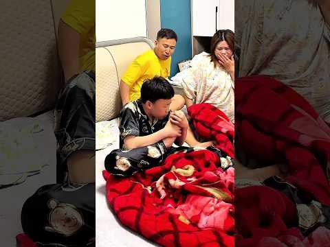 Cậu bé ngủ mơ gặp ác mộng làm bố mẹ sợ khiếp hồn vía #shorts #funny #haihuoc thumbnail