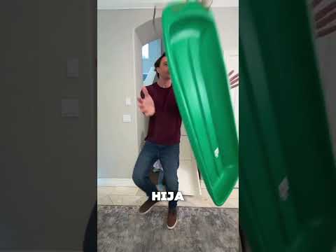 ¡Papá convirtió las escaleras en un tobogán gigante para su hija! thumbnail