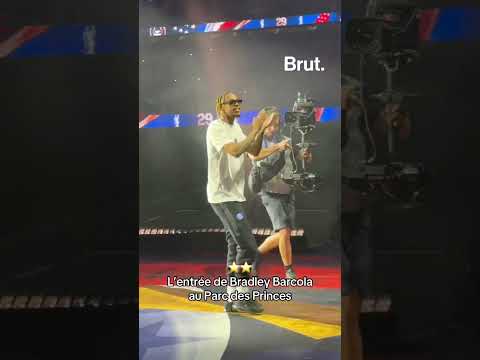 L’entrée de Bradley Barcola au Parc des Princes. thumbnail