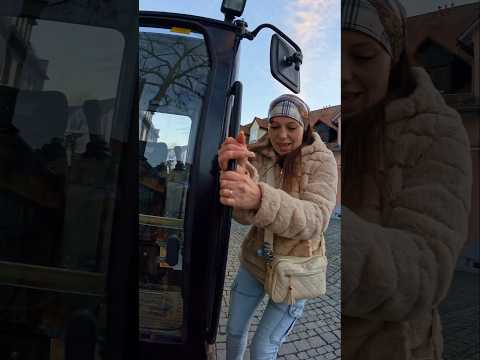 Două CUPE -Mărioara ia EXCAVATORU #amuzant #funny #comedy thumbnail