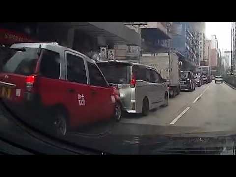 車CAM直擊 - 玩多啲電話喇的士佬 ? 咁慢都可以撞埋去 thumbnail